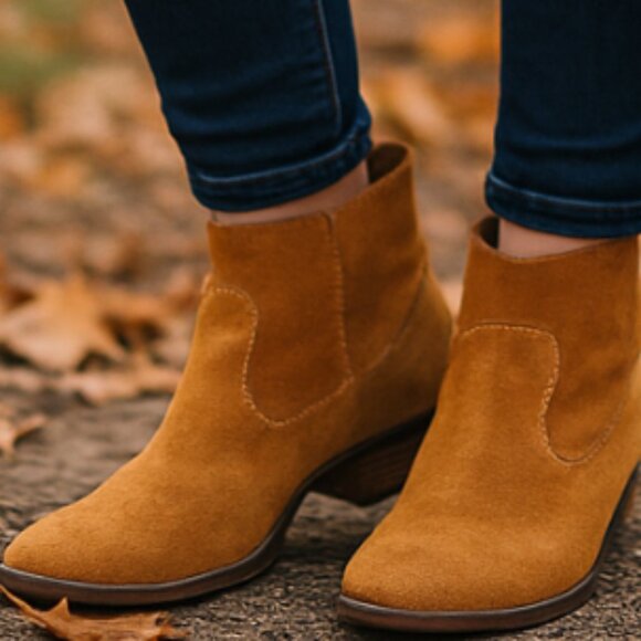 Dolce Vita SZ 9 Suede Booties Caramel Camel Brown Pull On Style 1 1/2" Heel - Picture 1 of 9